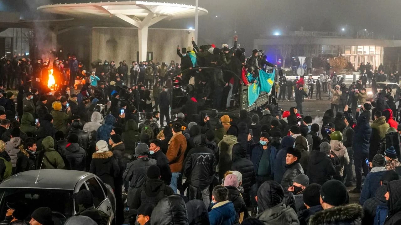 Rus askerleri Kazakistan'a girdi Ermenistan askeri yolda!